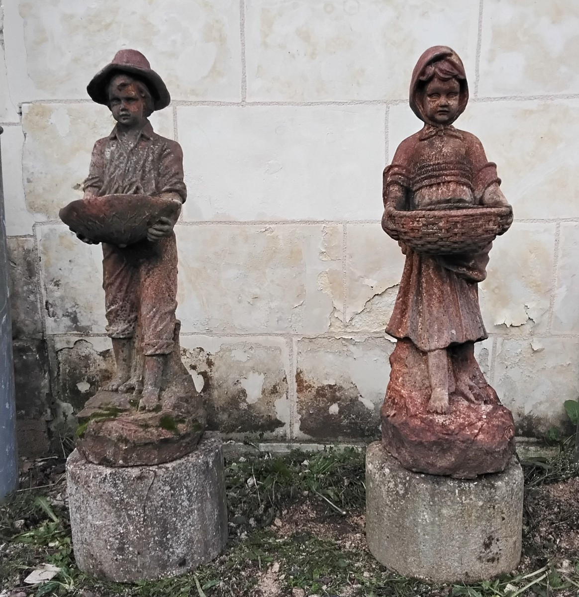 Paire de statues en fonte représentant deux enfants