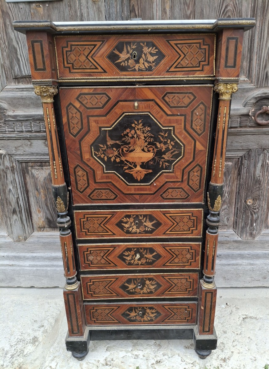 Secrétaire en marqueterie et ornements en bronze doré