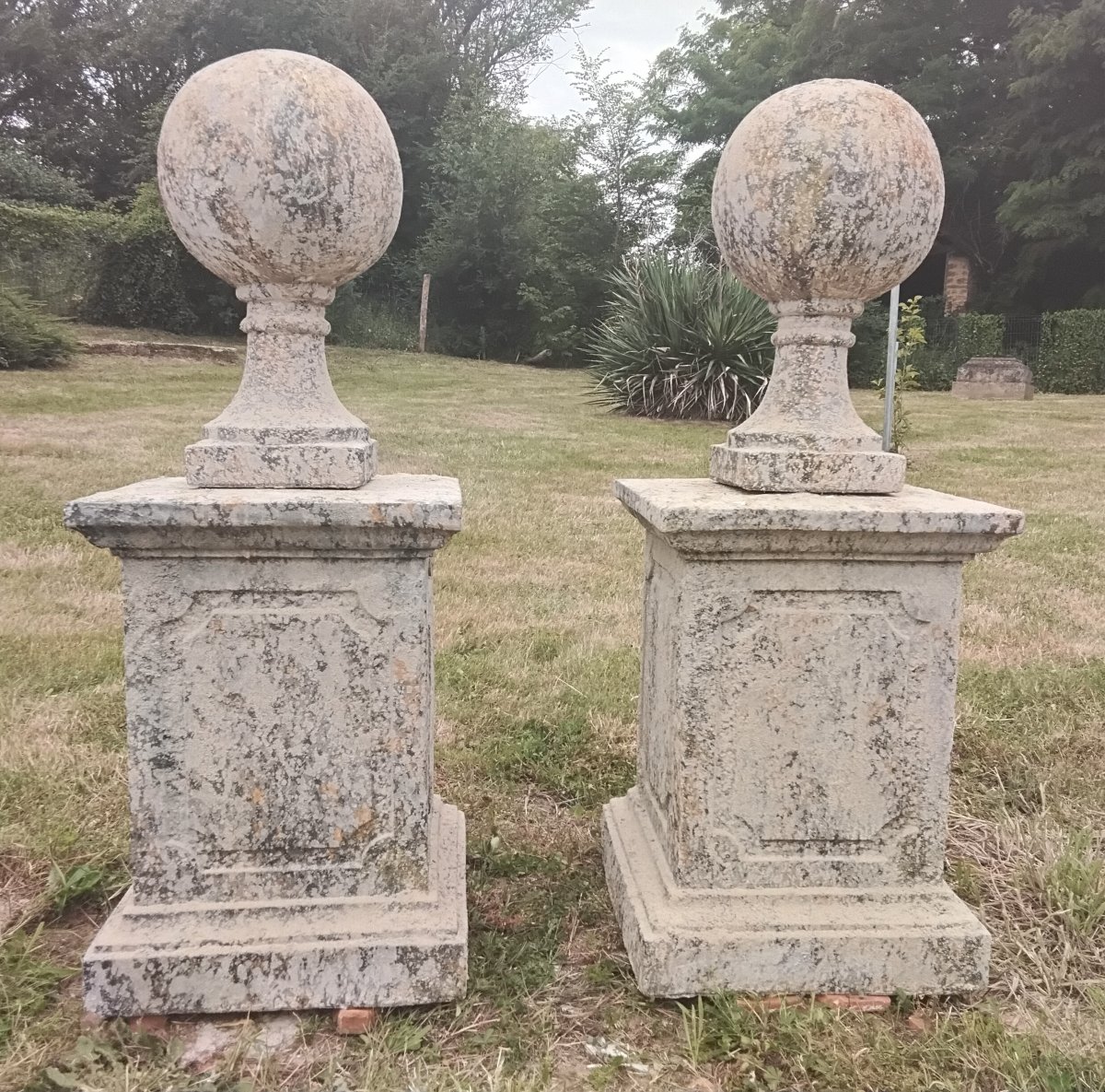 Paire de boules en pierre