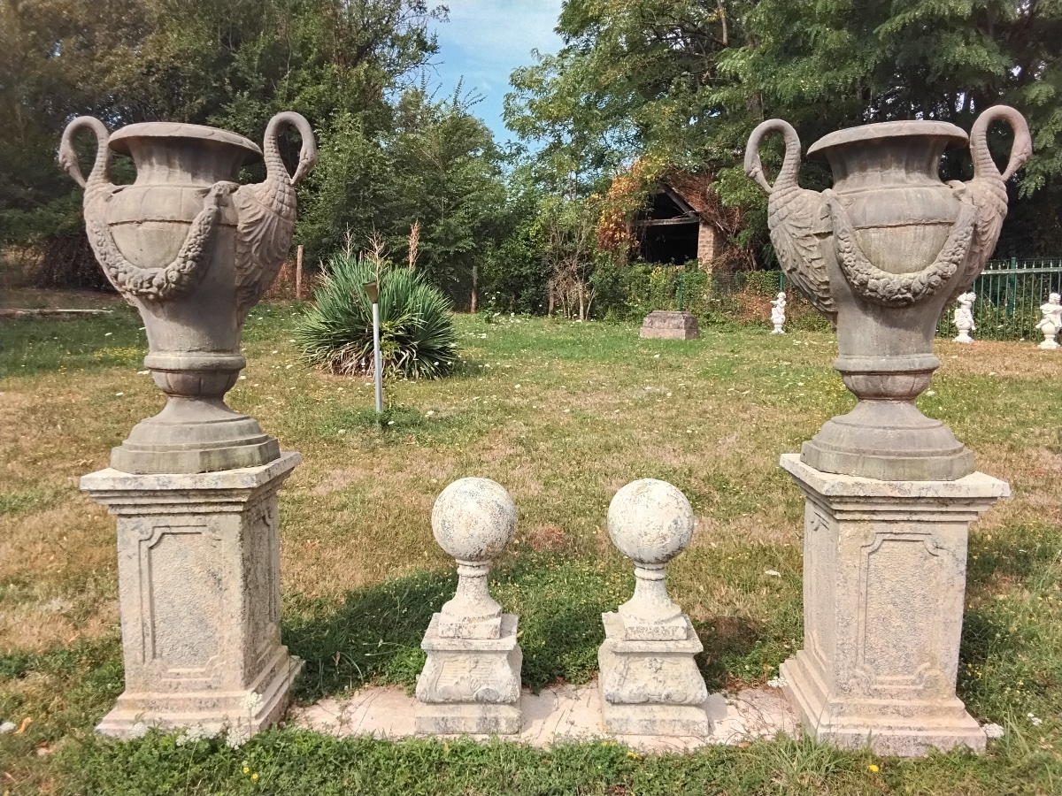 Paire de vases en fonte 