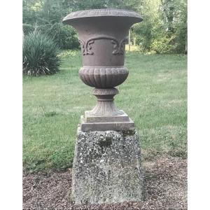 Vase en fonte sur socle en pierre 