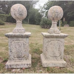 Paire de boules en pierre