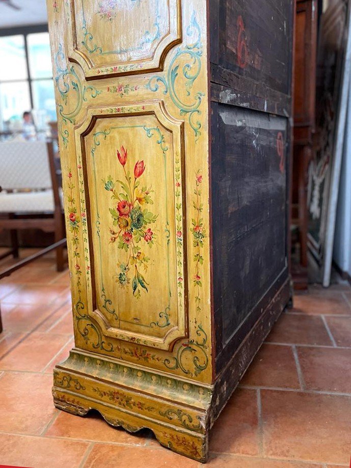Painted Cabinet Of The '700-photo-2