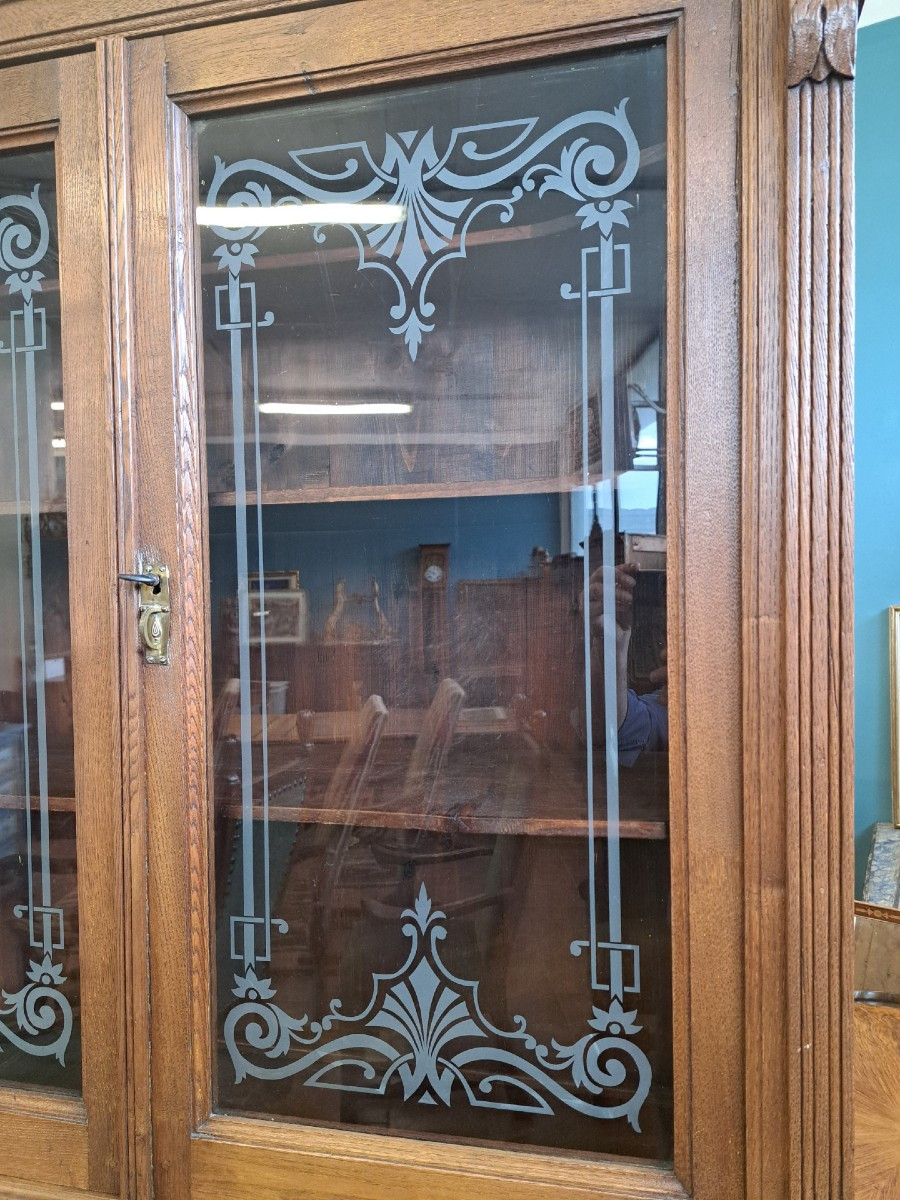 Showcase Of The Nineteenth Century With Decorated Glass-photo-4