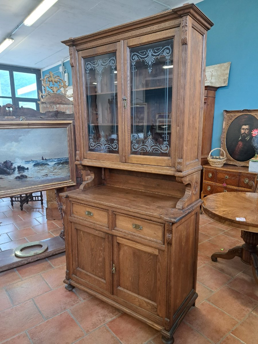 Showcase Of The Nineteenth Century With Decorated Glass-photo-1