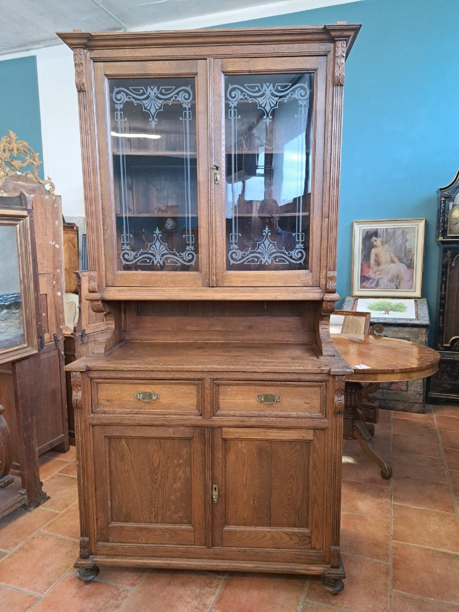 Showcase Of The Nineteenth Century With Decorated Glass-photo-2