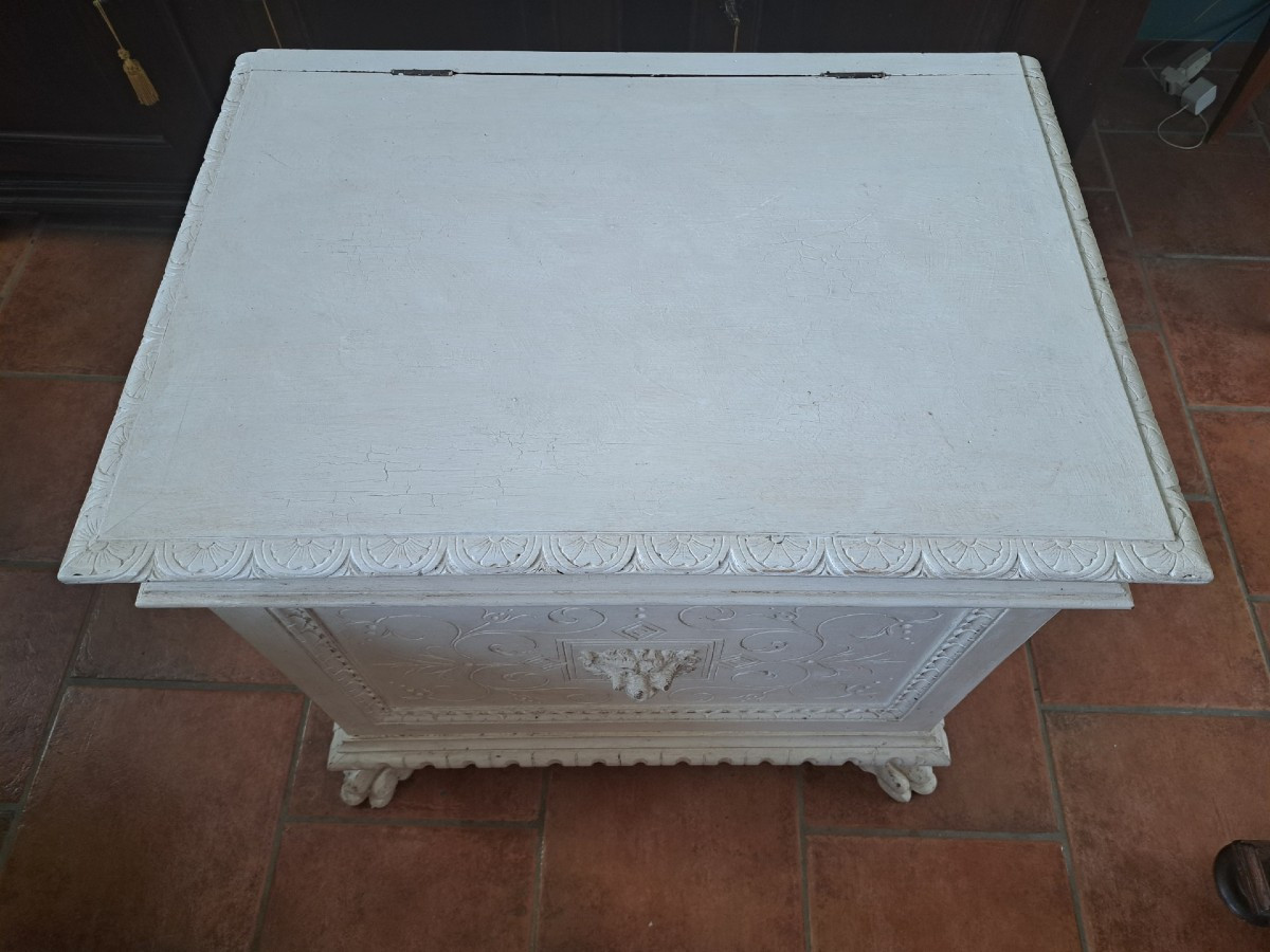 Small Lacquered Neo-renaissance Chest-photo-4