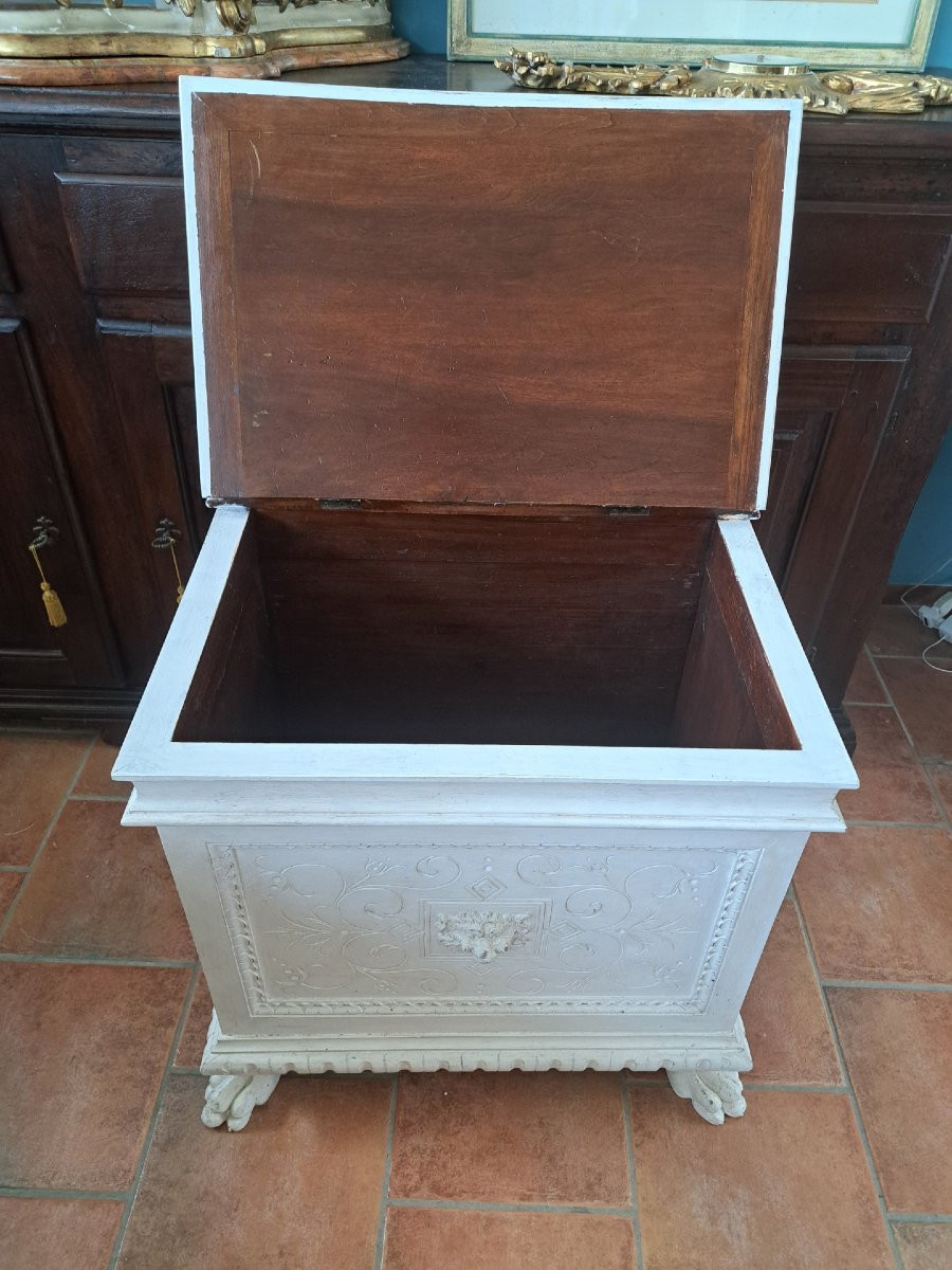 Small Lacquered Neo-renaissance Chest-photo-1
