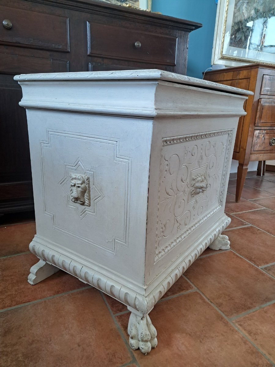 Small Lacquered Neo-renaissance Chest-photo-3