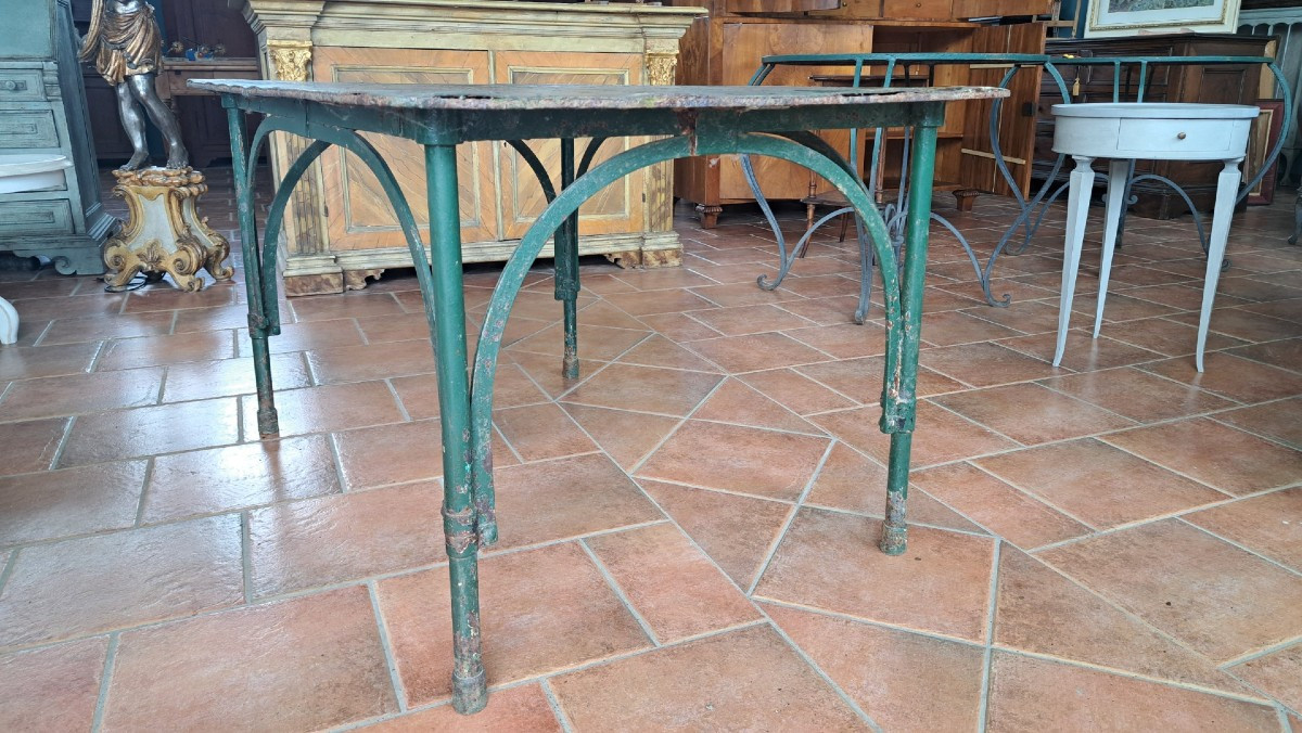 Table rectangulaire en fer avec des arcs-photo-2