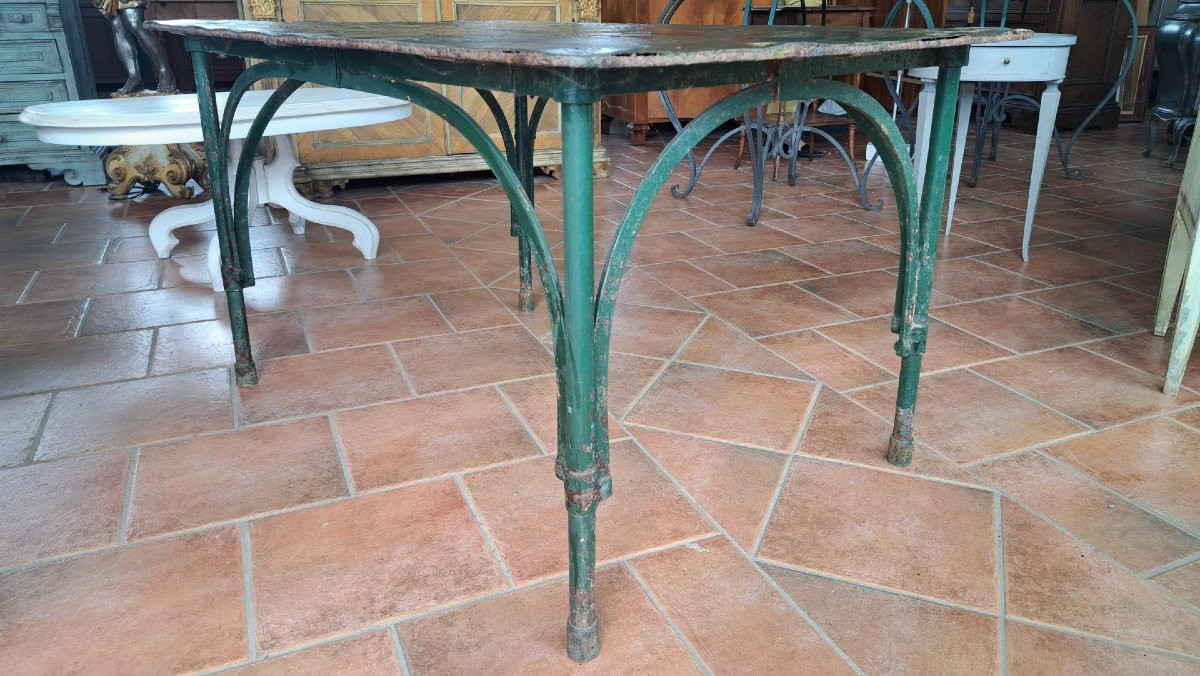 Table rectangulaire en fer avec des arcs-photo-3