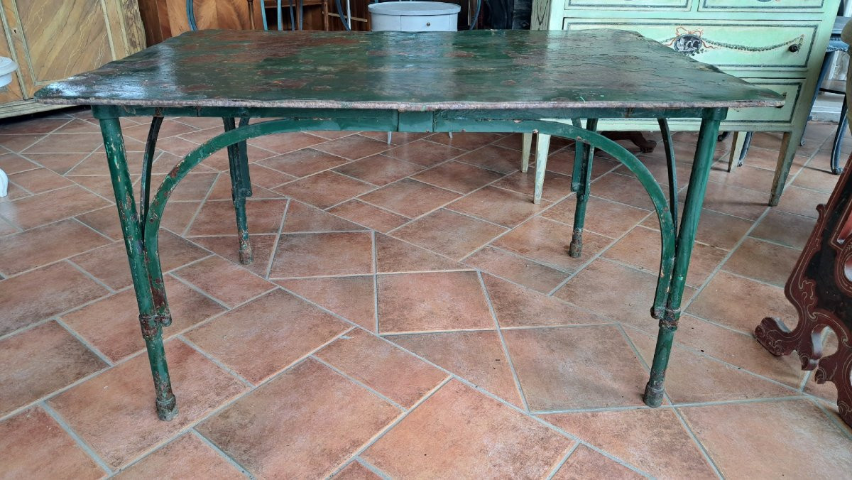 Table rectangulaire en fer avec des arcs-photo-5