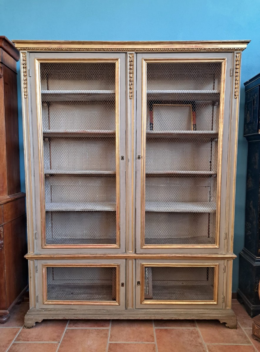  Bibliothèque à 4 portes laquée et dorée avec filet
