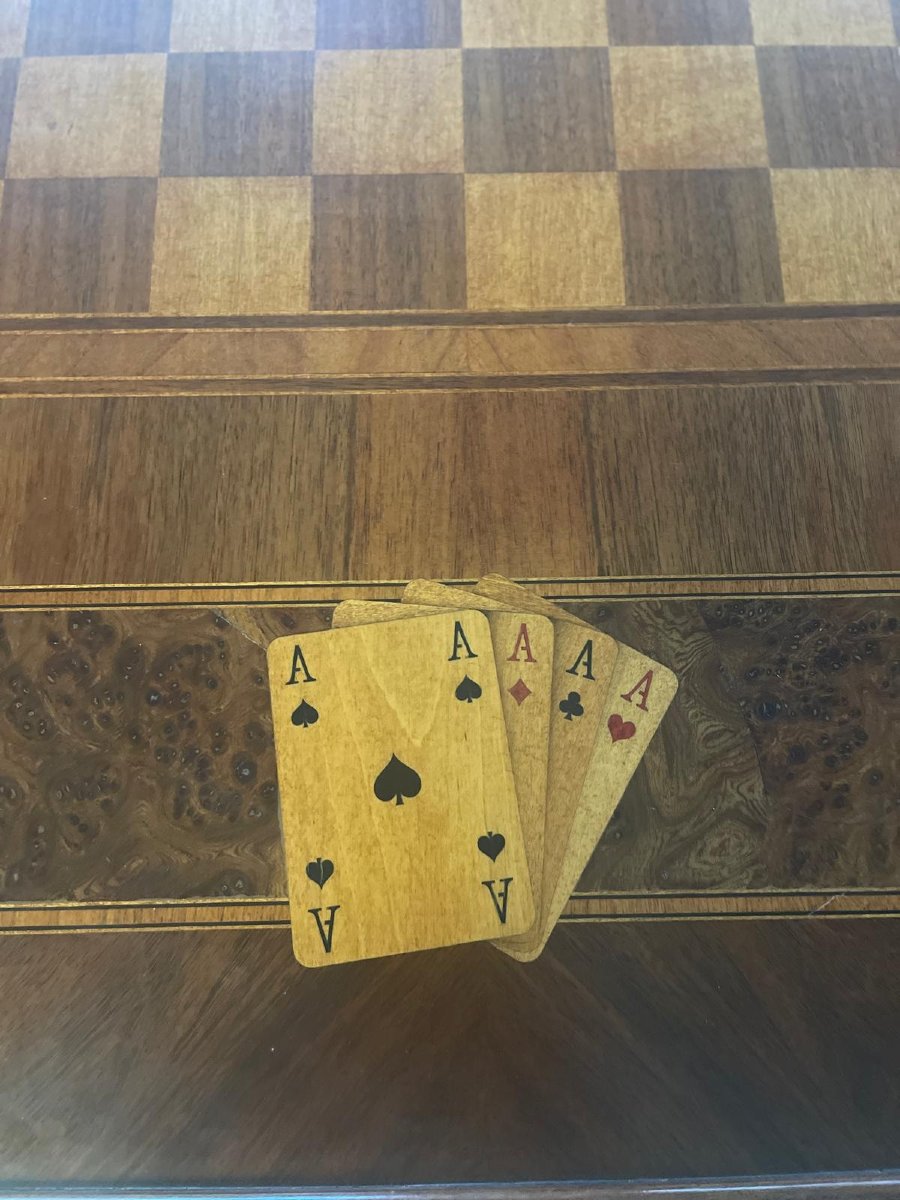 Table de jeu incrustée avec roulette-photo-1