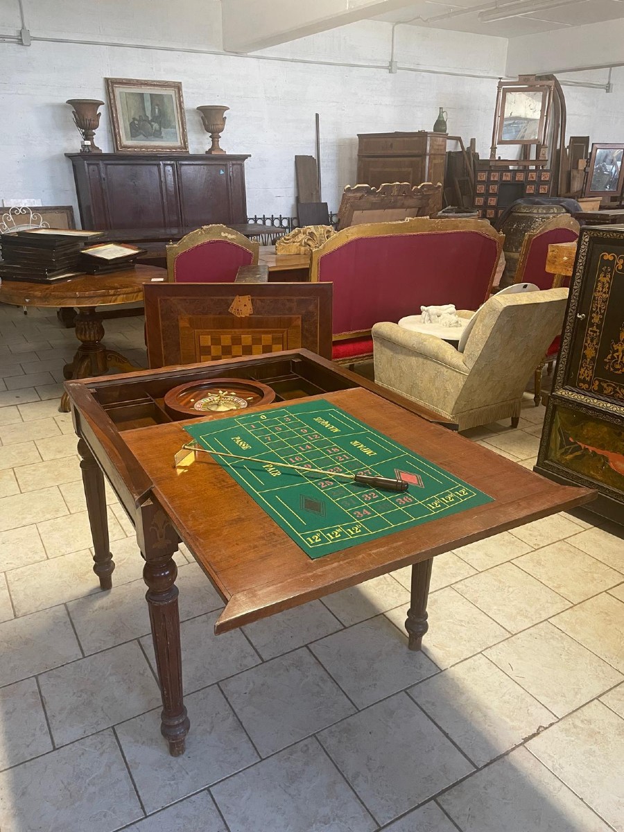Table de jeu incrustée avec roulette