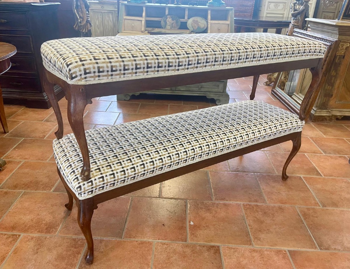  Paire de bancs en noyer rembourrés
