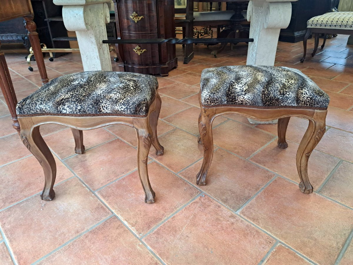 Paire de tabourets en noyer rembourrés-photo-2