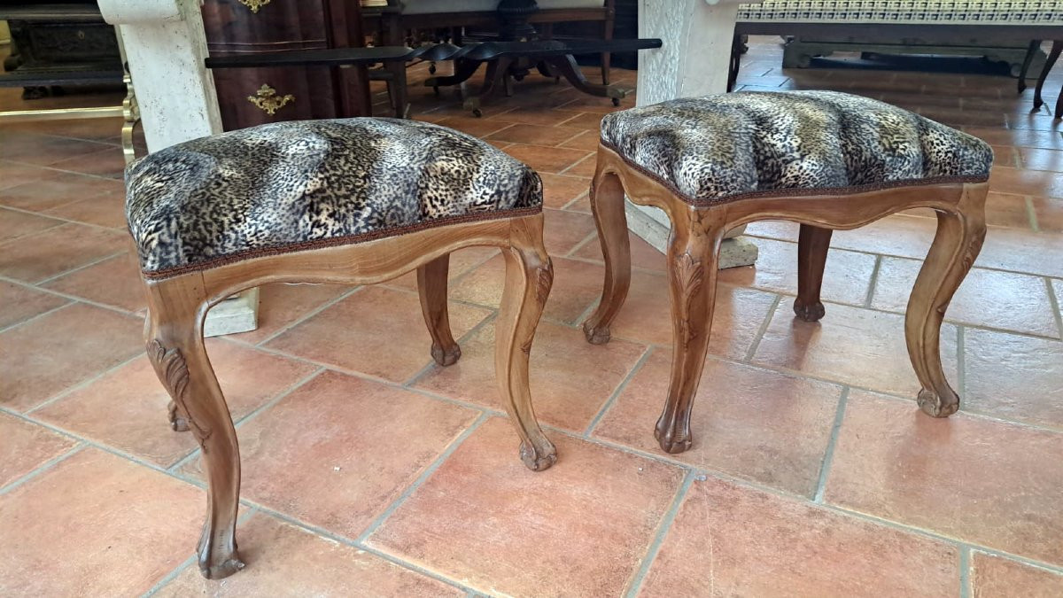 Paire de tabourets en noyer rembourrés-photo-1