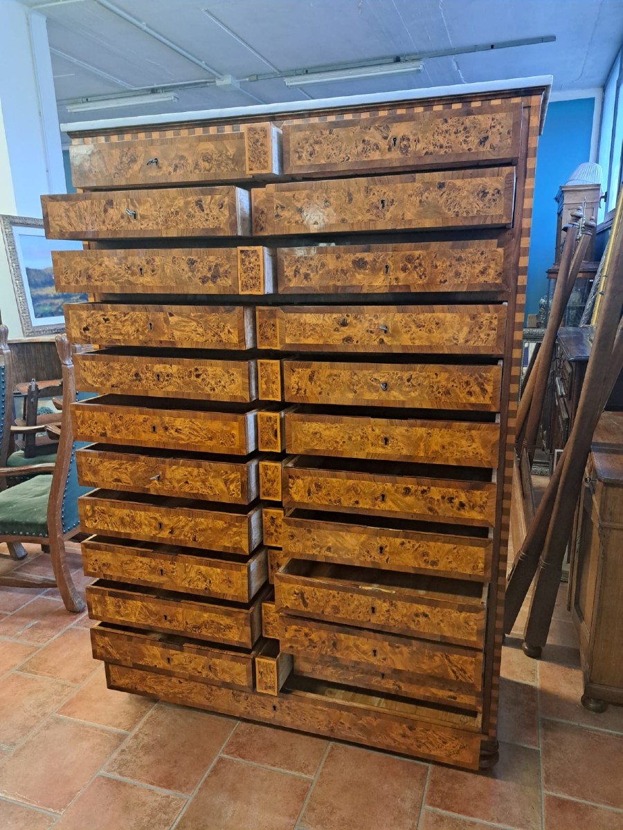 Commode de bibliothèque incrustée