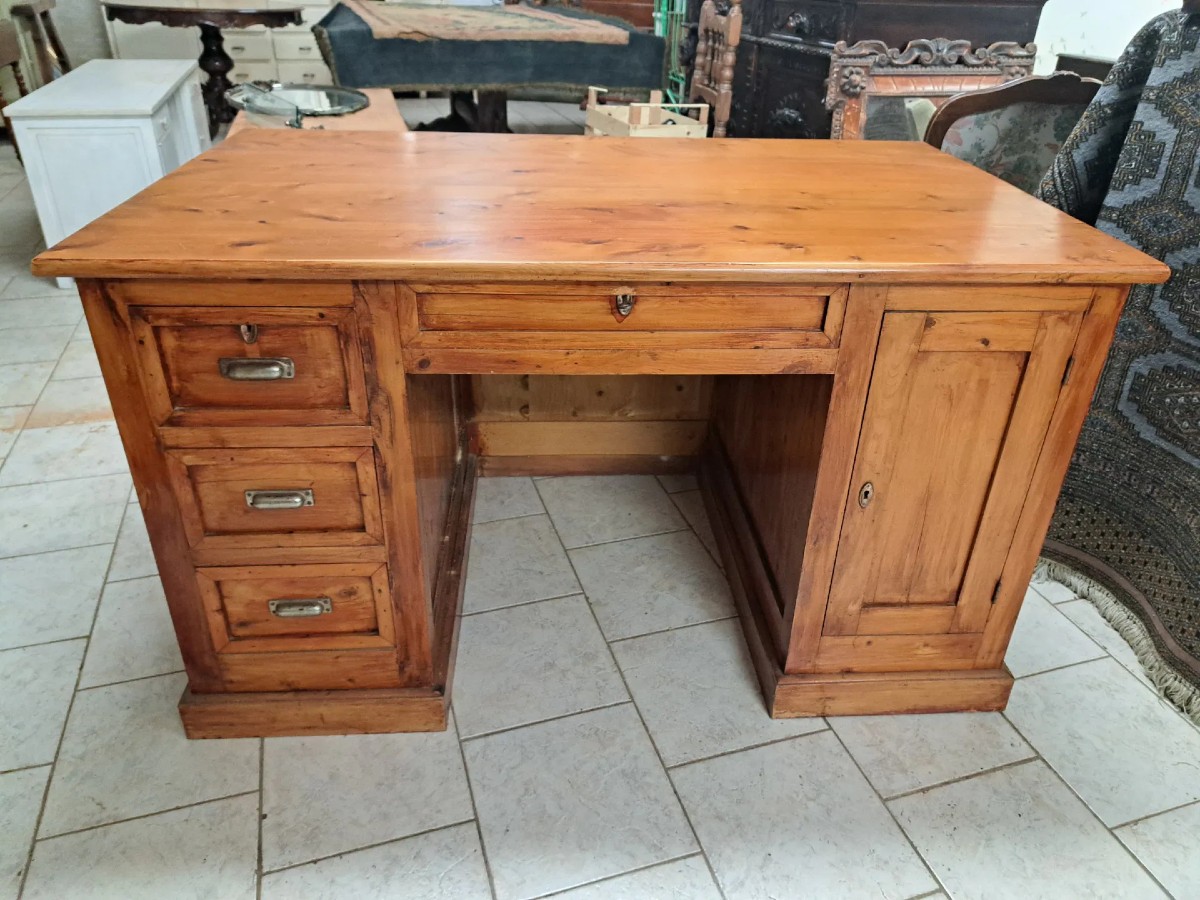 Bureau en cyprès