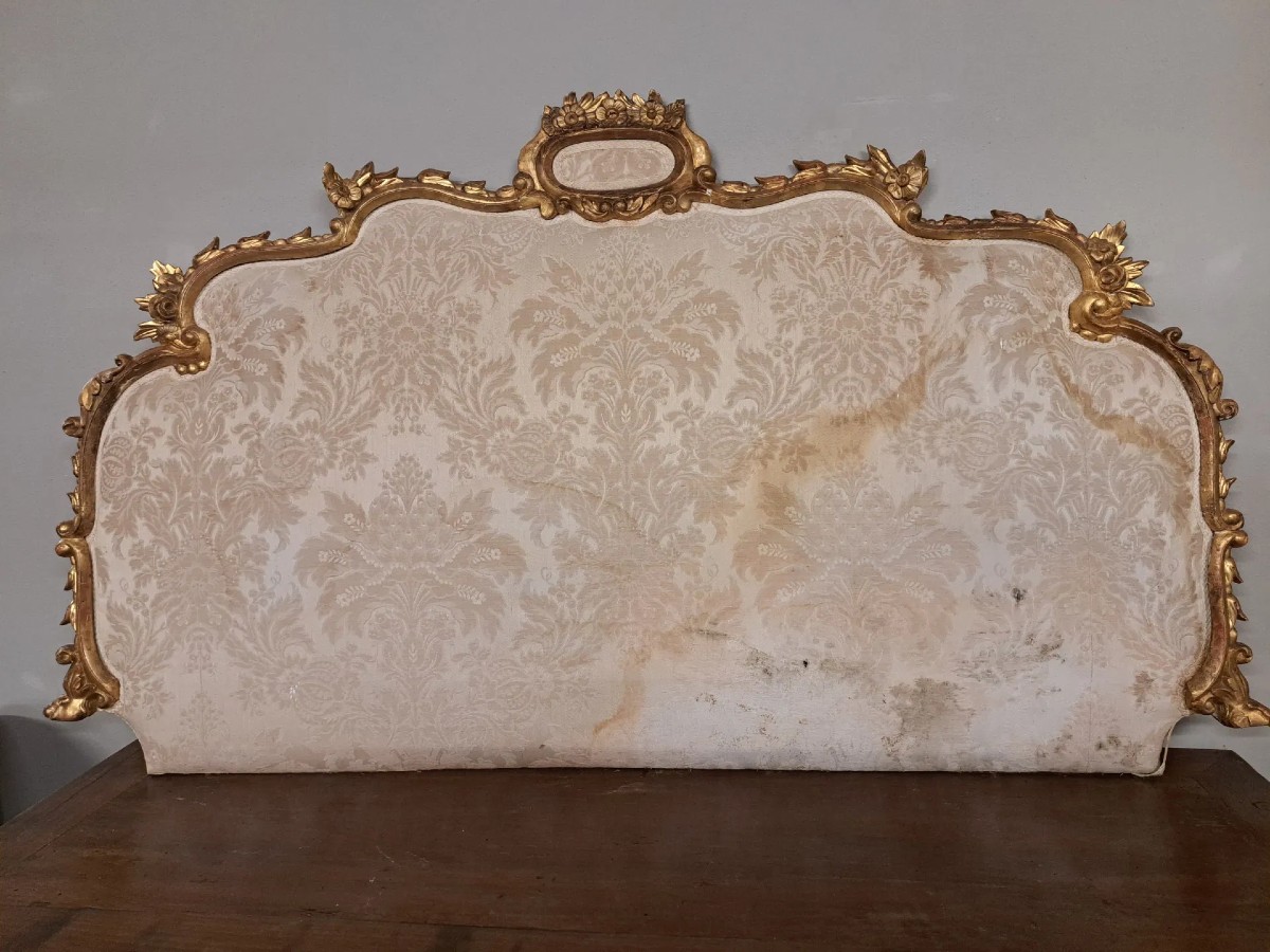 Tête de lit dorée et rembourrée