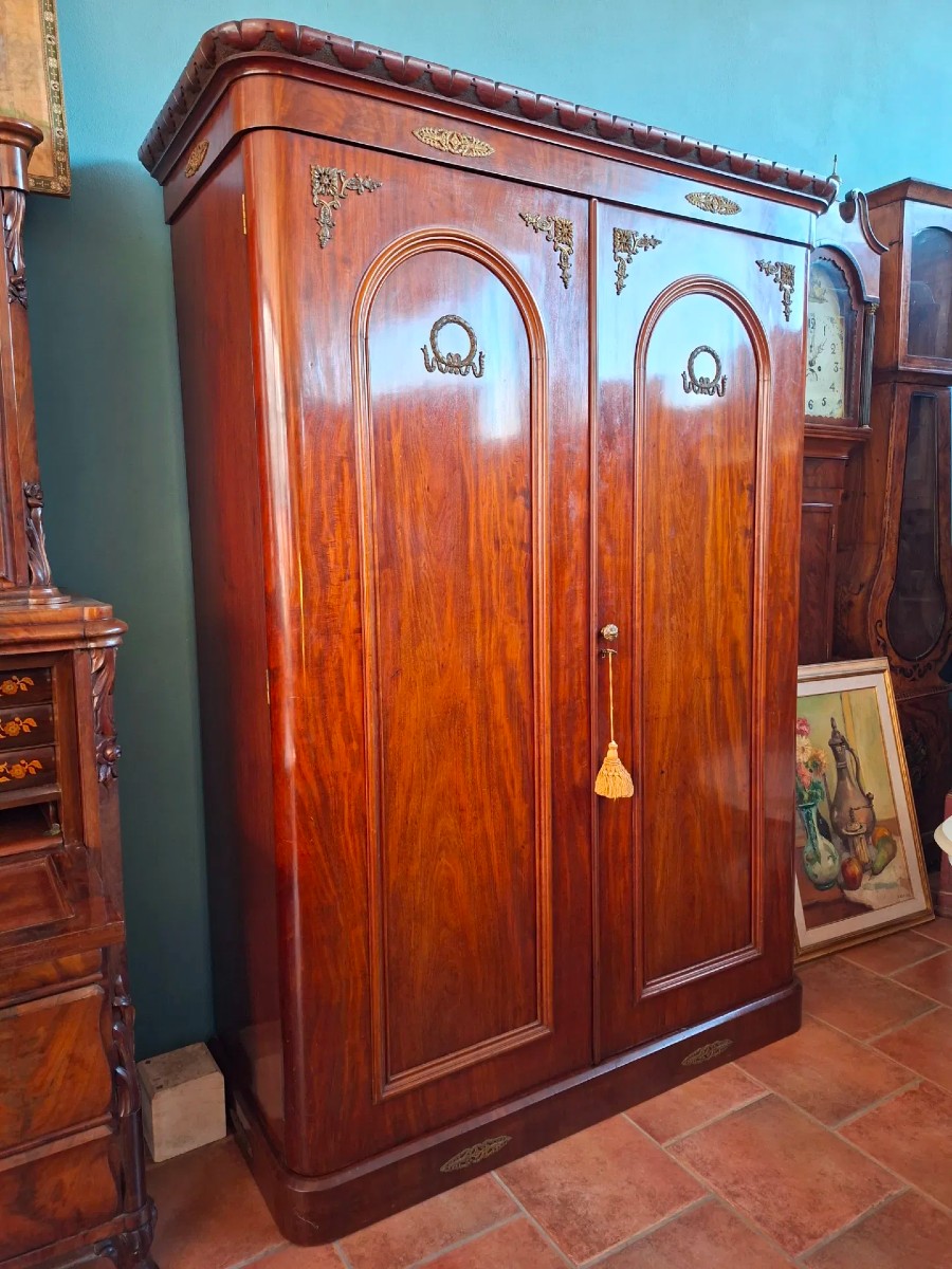 Armoire en duvet d’acajou avec des bronzes