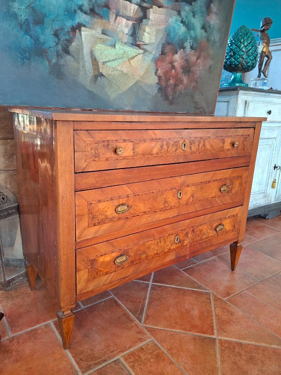 Commode dans le style de Louis XVI