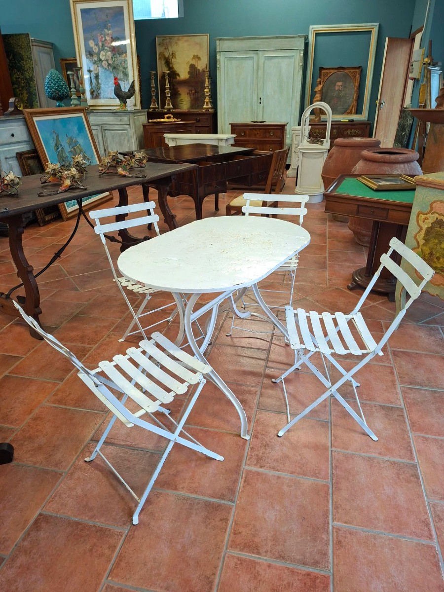 Table en fer avec quatre chaises en fer