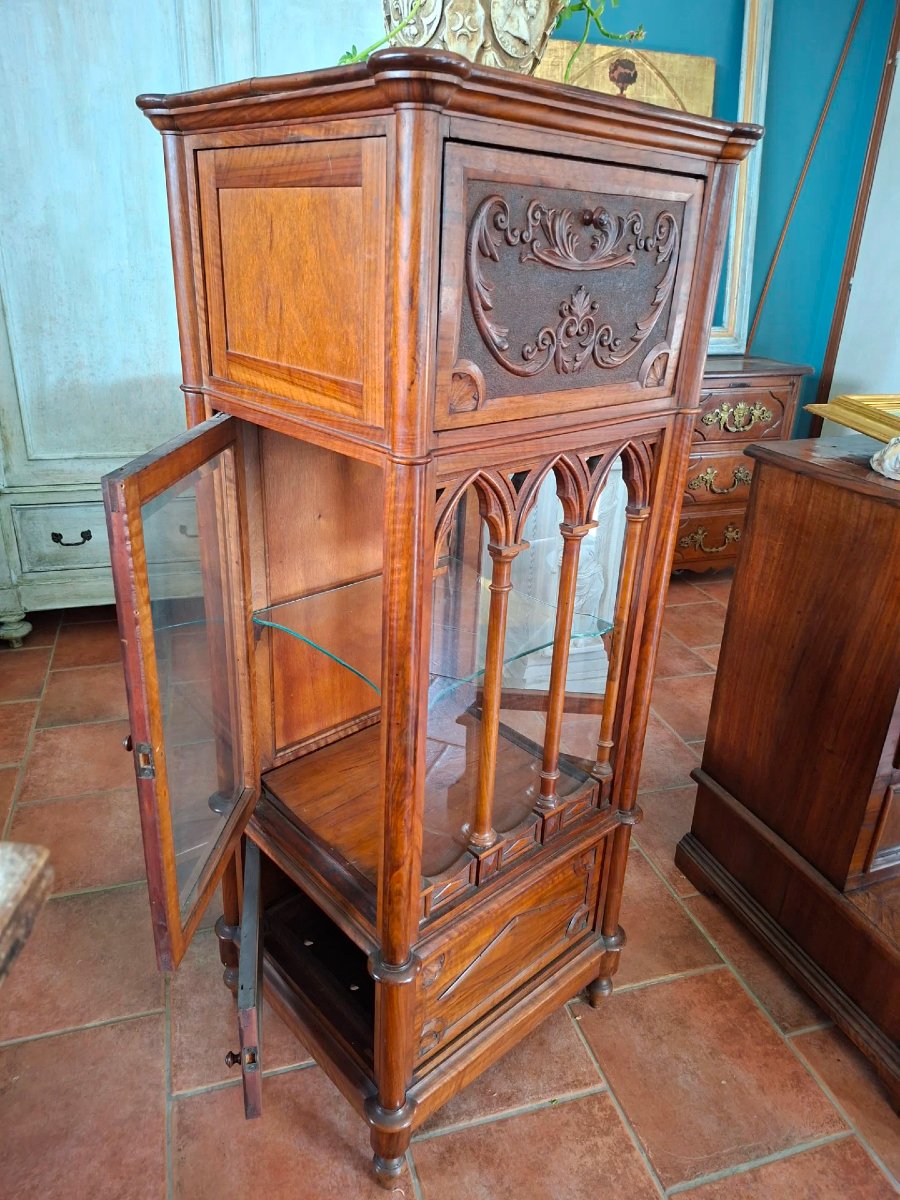 Vitrine de centre en noyer de style néogothique