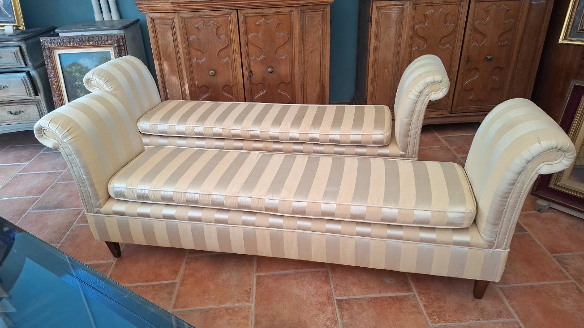 Paire de banquettes rembourrées avec accoudoirs