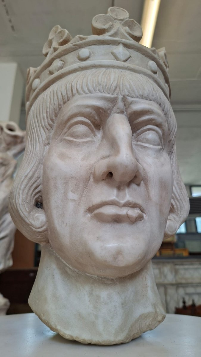 Sculpture en marbre : Tête couronnée de roi médiéval-photo-2