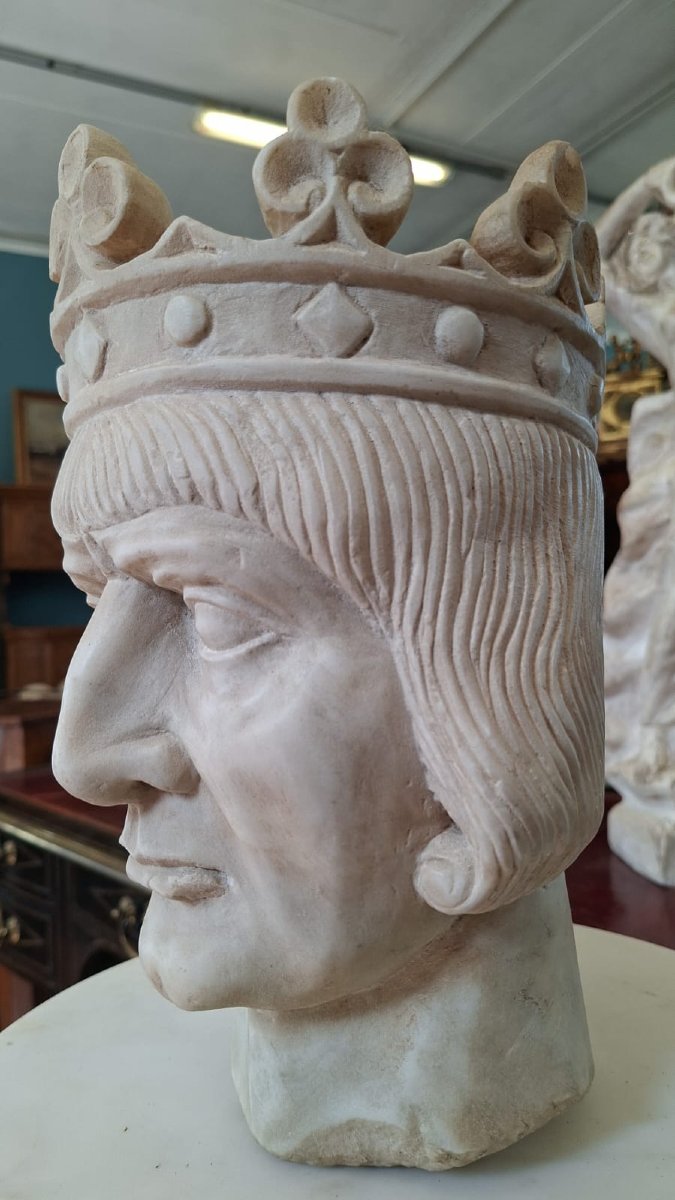 Sculpture en marbre : Tête couronnée de roi médiéval-photo-3