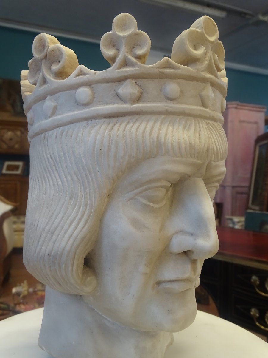 Sculpture en marbre : Tête couronnée de roi médiéval-photo-1