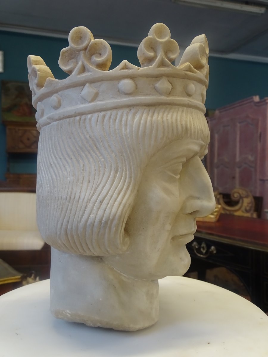 Sculpture en marbre : Tête couronnée de roi médiéval-photo-2