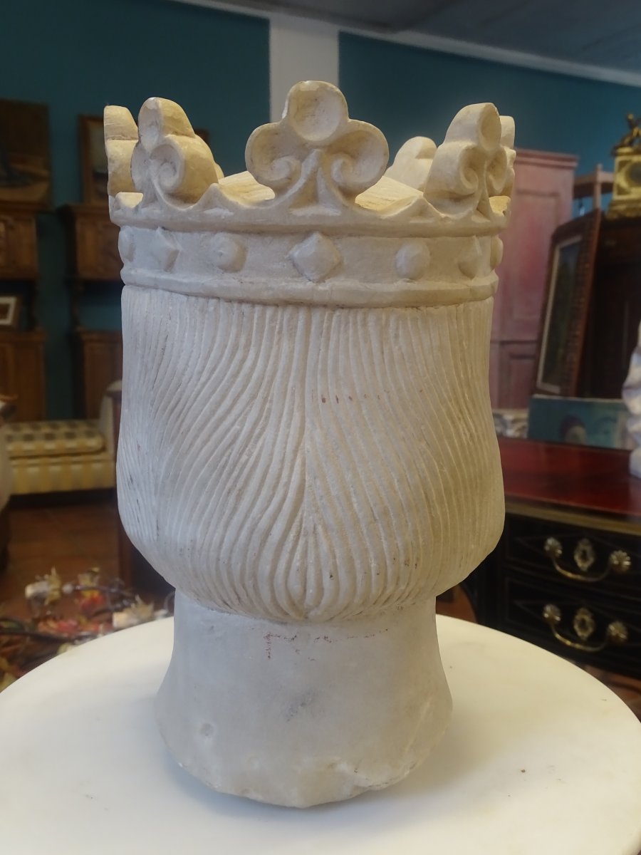 Sculpture en marbre : Tête couronnée de roi médiéval-photo-3