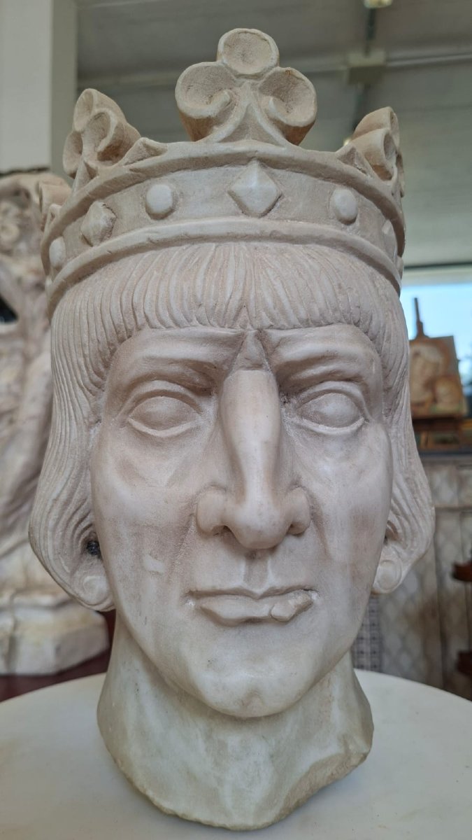 Sculpture en marbre : Tête couronnée de roi médiéval