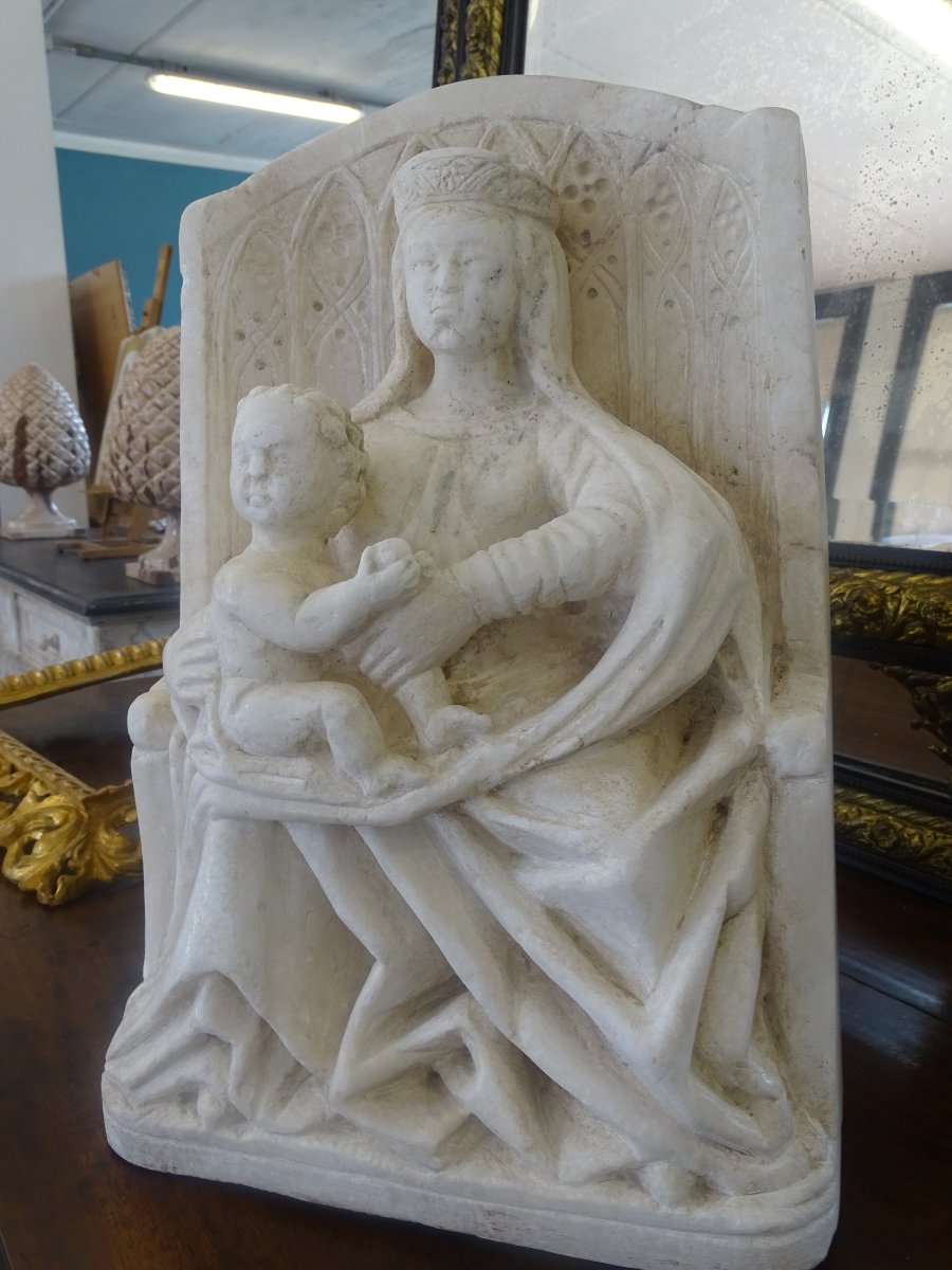 Sculpture en albâtre "Madone sur le trône avec enfant"-photo-4