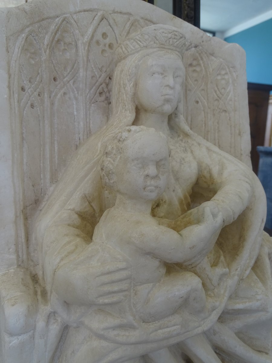 Sculpture en albâtre "Madone sur le trône avec enfant"-photo-6