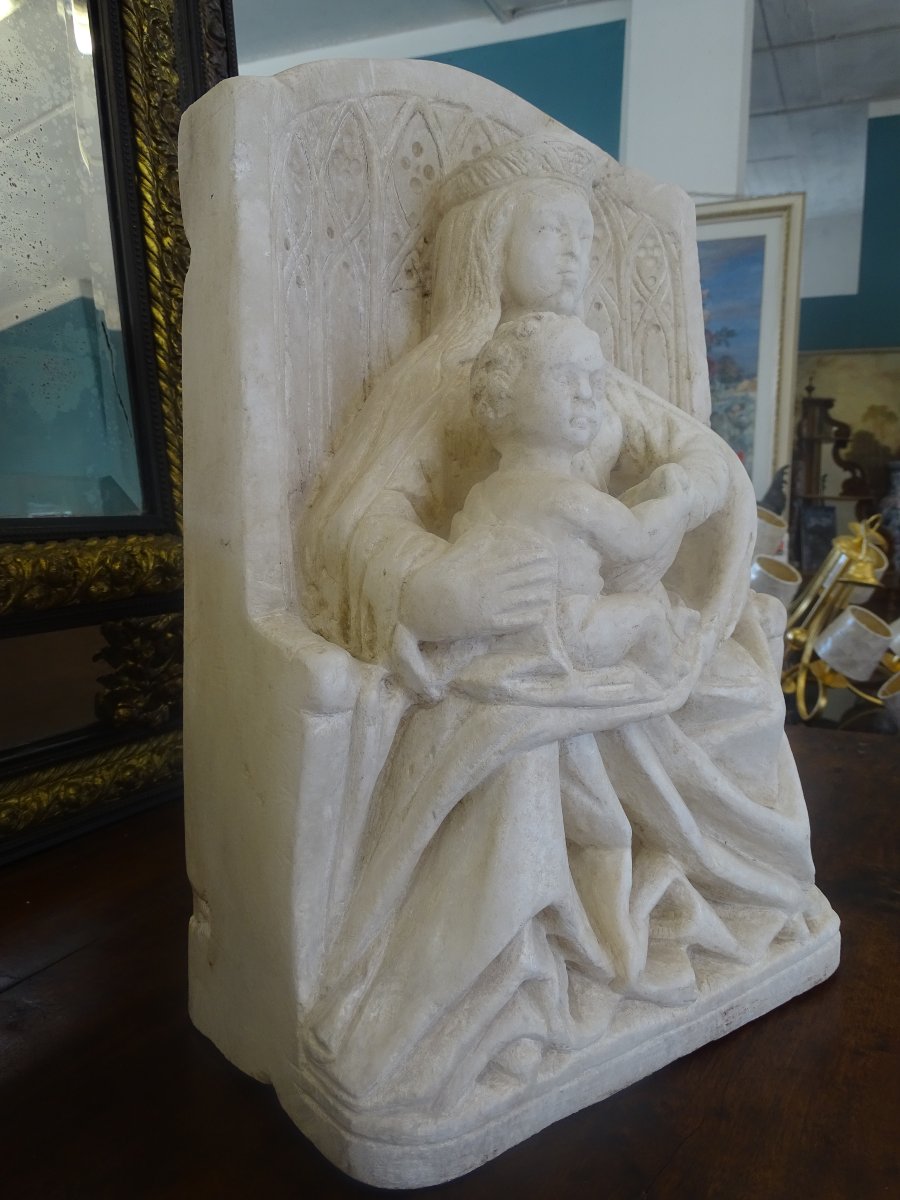 Sculpture en albâtre "Madone sur le trône avec enfant"-photo-7