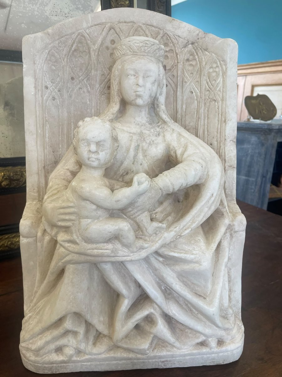 Sculpture en albâtre "Madone sur le trône avec enfant"