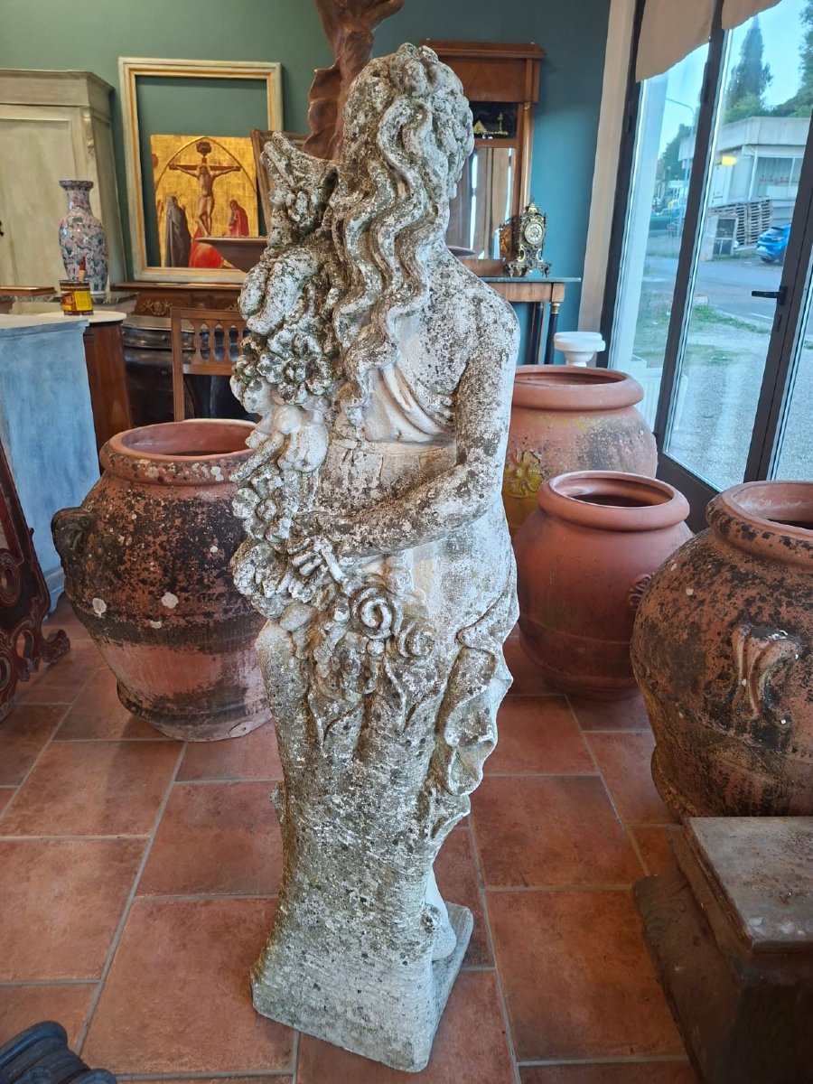 Sculpture de jardin allégorique représentant une jeune fille avec des fleurs-photo-2