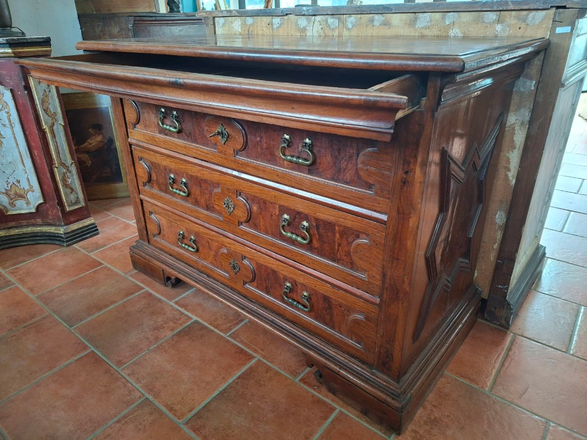 Commode "canterano" en noyer du XVIIe siècle avec tiroir secret-photo-3