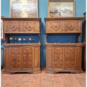 Paire de vaisseliers de la sacristie en noyer fileté du "600