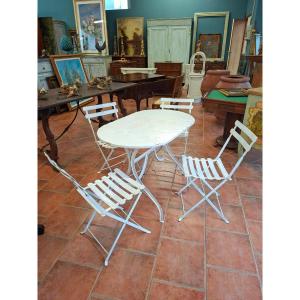 Table en fer avec quatre chaises en fer