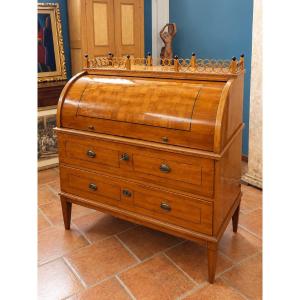 Élégant secrétaire à cylindre en merisier de style néoclassique.
