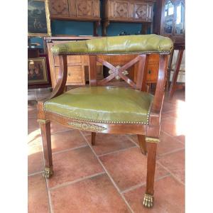 Fauteuil style Empire en bois et cuir vert olive