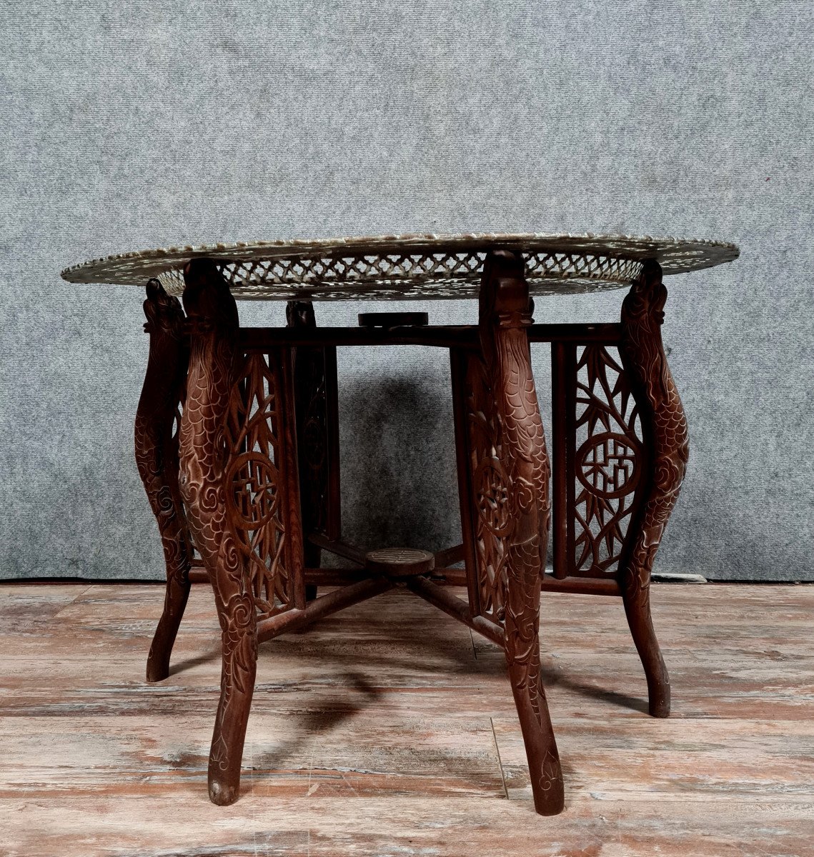 Grande Table A Thé Orientaliste (chine) En Bois Sculpté Et Cuivre 