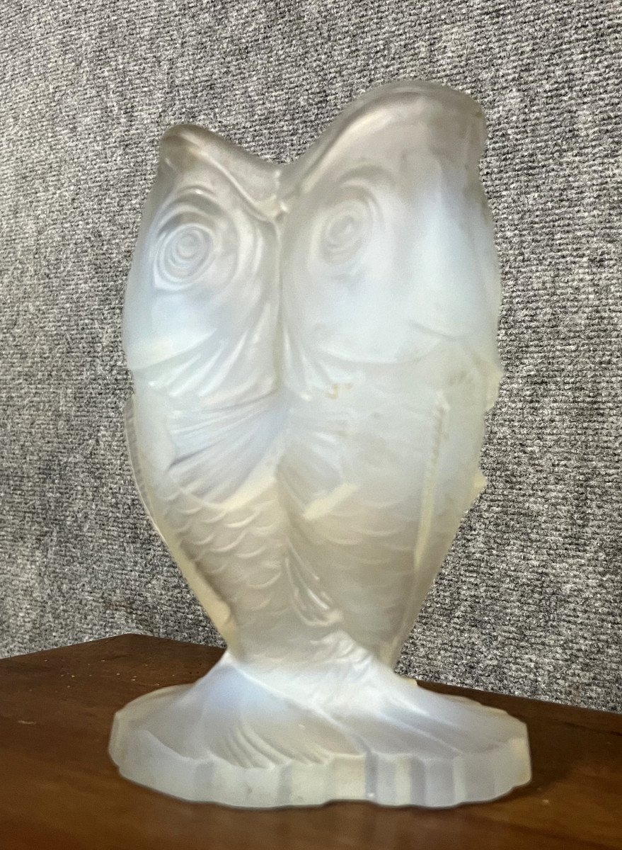 Vase En Verre Pressé Moulé Fortement Opalescent Façon Sculpture, Créé Par Edmond Etling