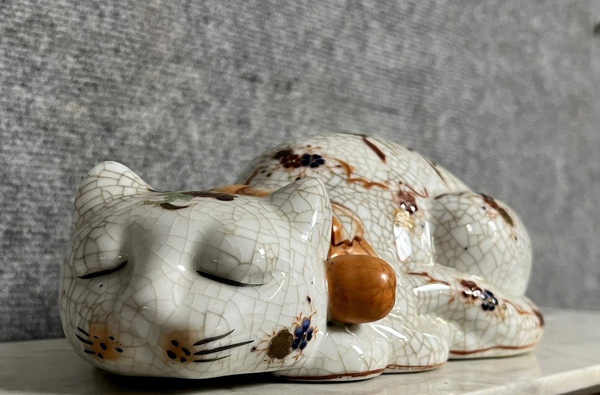 Asie XXeme : Chat Endormi En Porcelaine Craquelée -photo-1