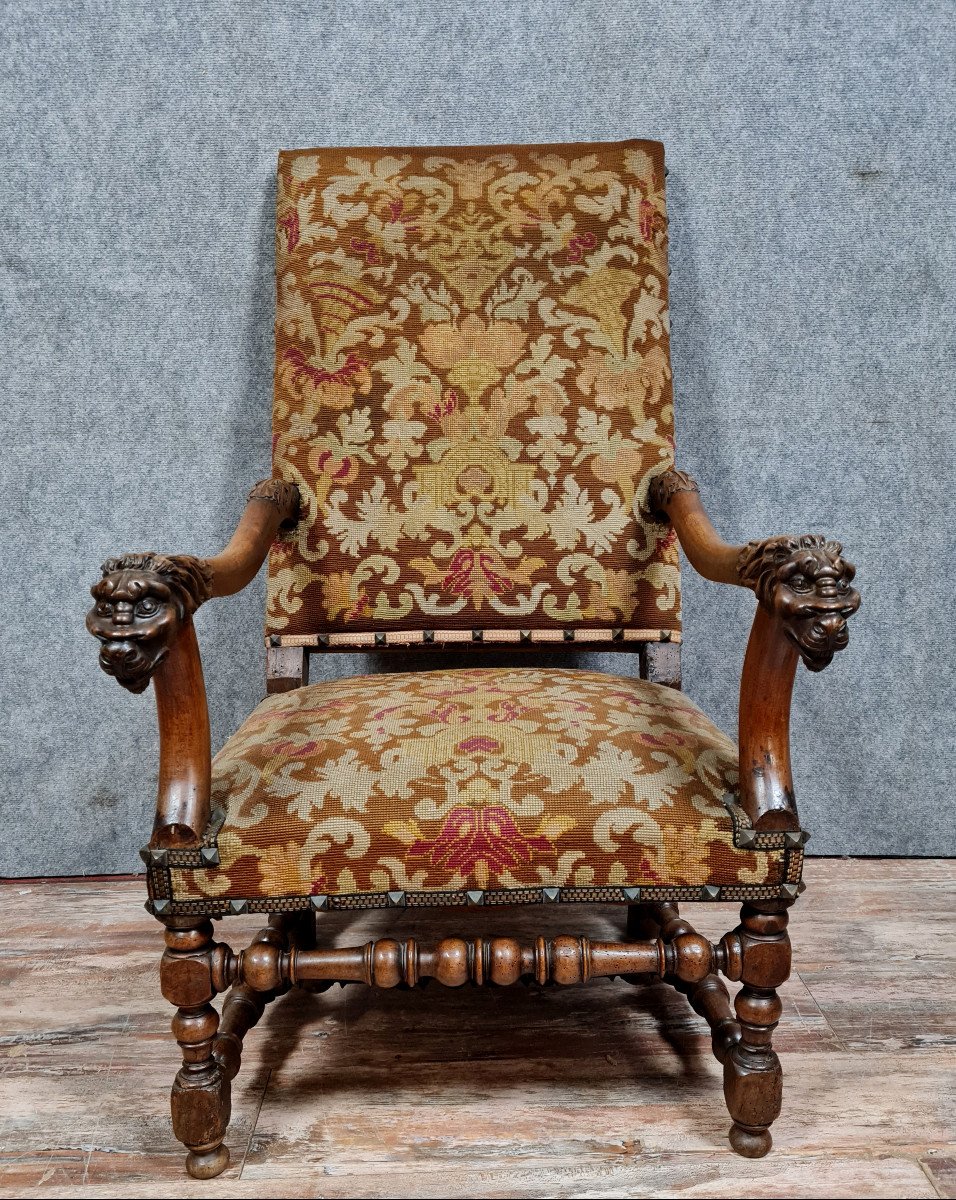 Fauteuil Renaissance En Noyer Sculpté A Décor De Têtes De Lion Sur Les Accotoirs (A)